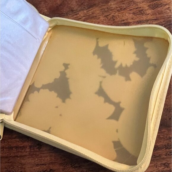 Hello Kitty Bee Floral Fruit Vintage 2003 CD Case Zipper Closure - Picture 6 of 11